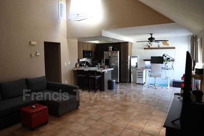 Photo - 325 N Melrose Dr Unit D