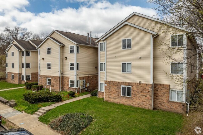 Building Photo - Newly Renovated 4 Bedroom Apartment Akron Unit 21