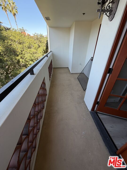 Building Photo - 156 S Oak Knoll Ave Unit 301