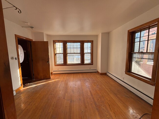 Building Photo - 115 Bennington St Unit 1