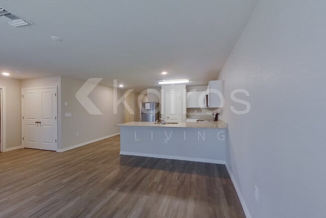 855 Cervantes St E