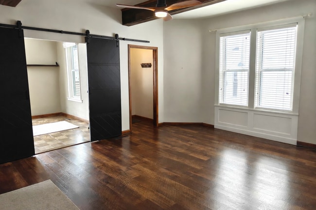 SALA DE ESTAR - 1011 E Grand Ave