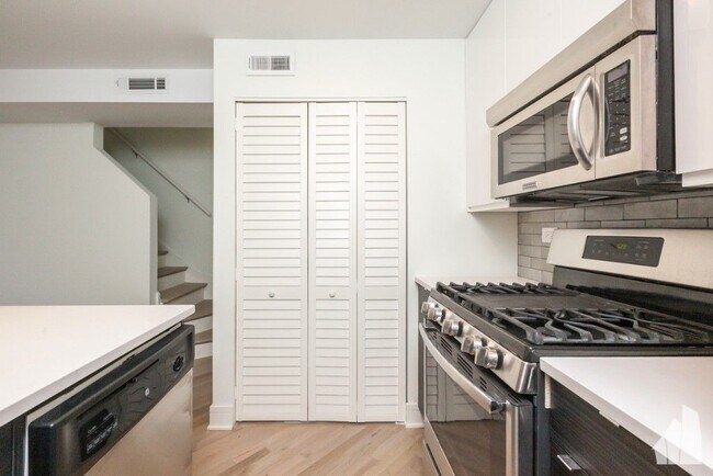 Photo - 944 W Grace St