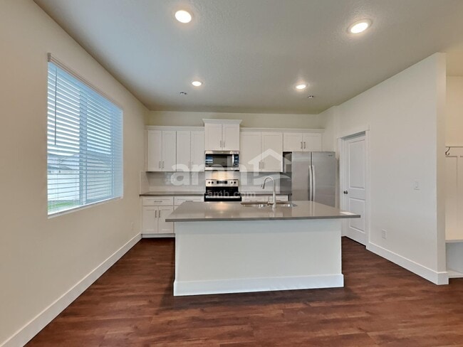 Photo - 3075 N Picton Ave