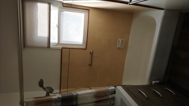 BATHROOM TUB - 738 Hill St Unit #A