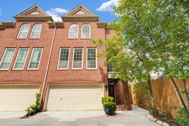 Building Photo - Spacious Montrose Townhome with Natural Li...