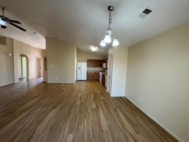 Photo - 3 bed 2 bath home in Huning Ranch!