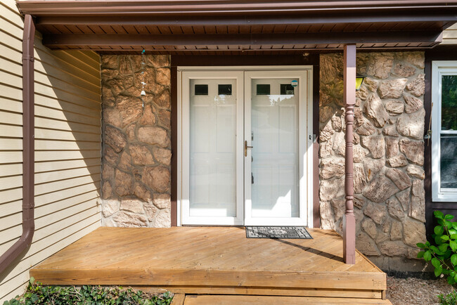 Photo - 887 Saybrook Ln