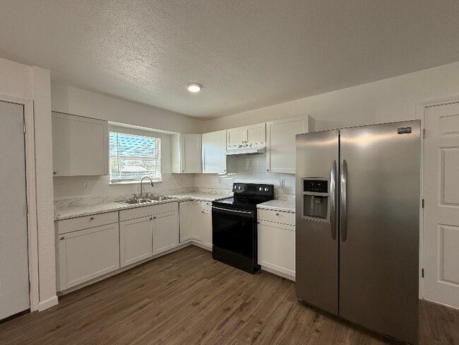 Photo - 331 Lanark Dr