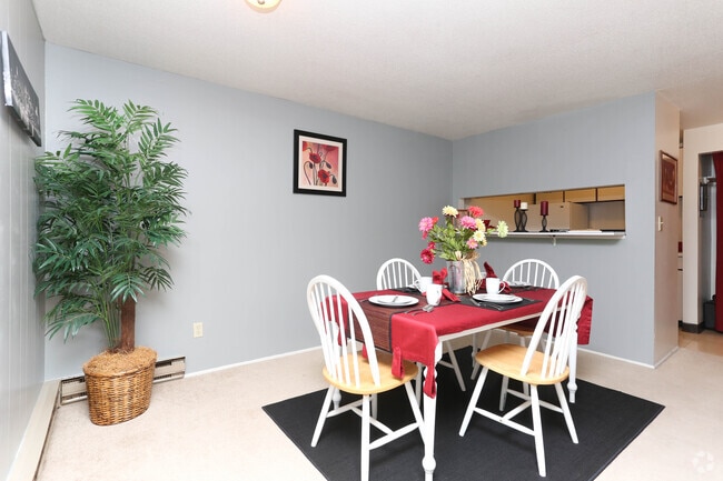 3 Large, 1BA - Dining Area