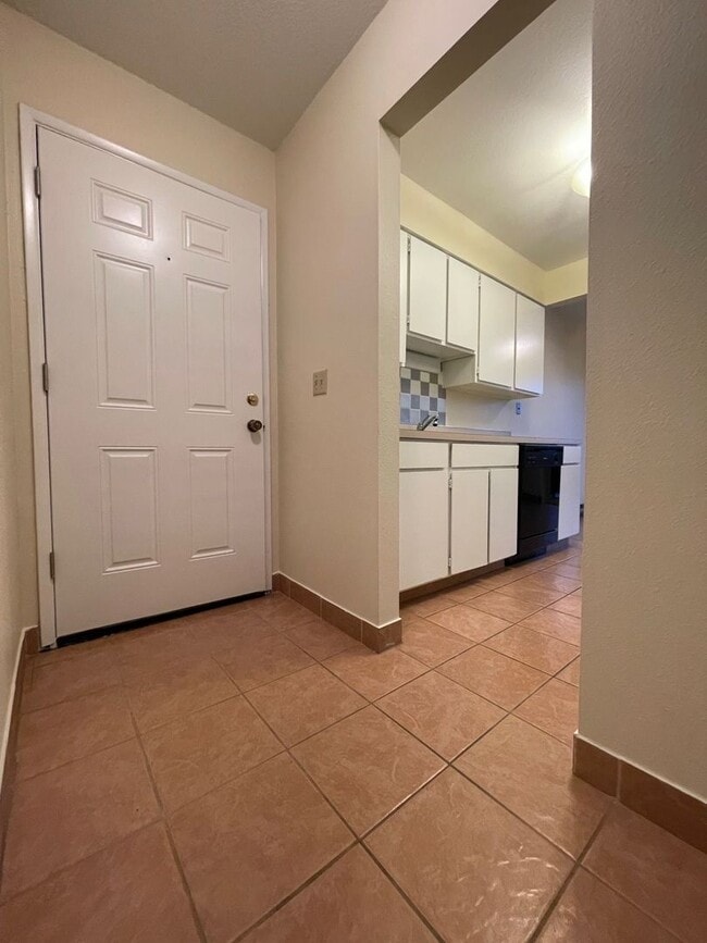 Photo - Vintage Upstairs 2 Bedroom With Patio In Hollywood District ~ Near It All! Off Street Parking~ Pe... Unit 4510