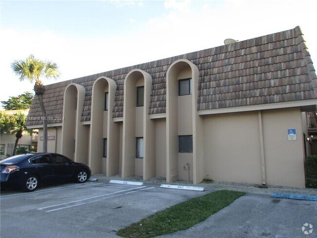 Building Photo - 10856 Royal Palm Blvd Unit 10856 Rental