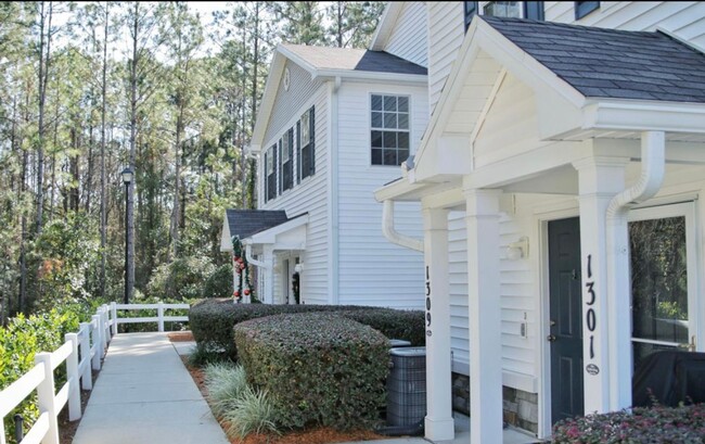 Building Photo - 2/2 Condo In Oakleaf Plantation!