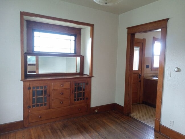 Building Photo - 1525 Kelsey Ave Rental