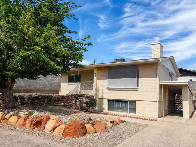 Building Photo - 2-Bed, 2-Bath Townhome in Saint George Unit 10