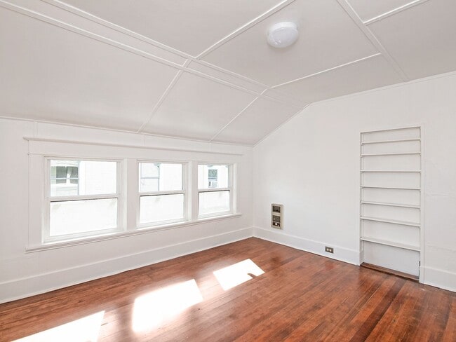 Building Photo - NE 14th Pl Unit Upper Rental