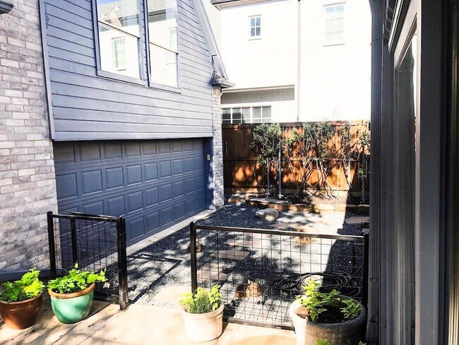 Photo - 2809 Dyer St