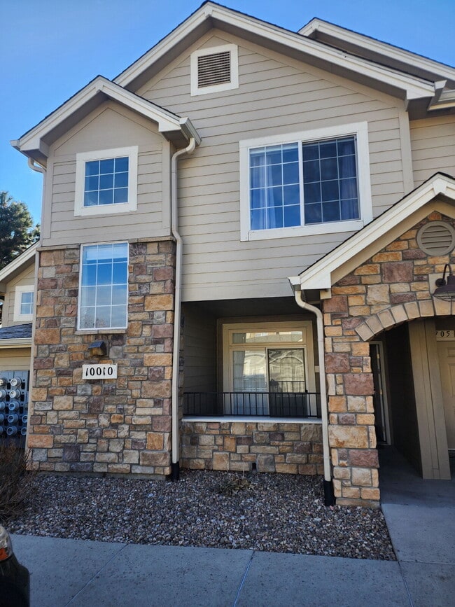 Building Photo - Spacious Two-Suite Townhome With Garage, Fireplace And Community Pool Unit 706