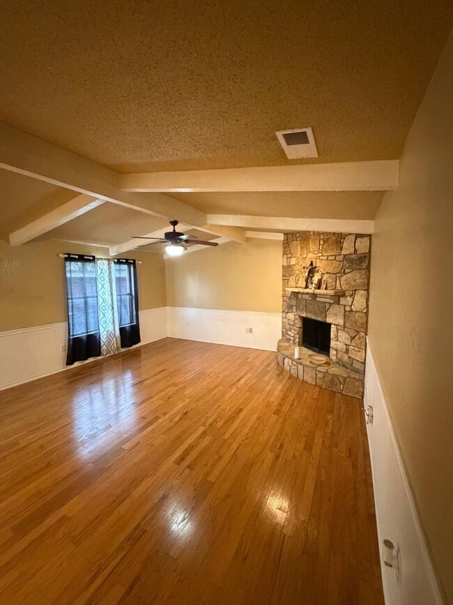 934 Flagstone Dr