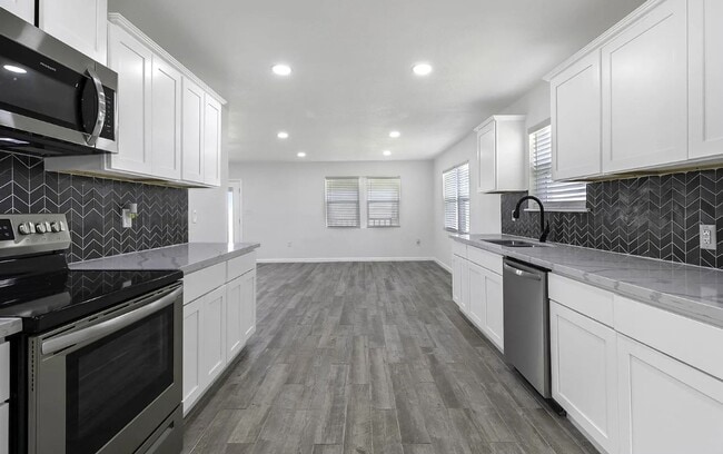 Photo - 810 W Cattle Dr