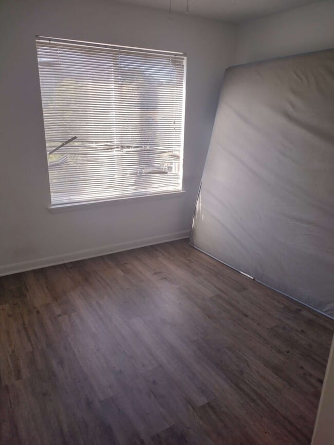 Building Photo - 1221 University Ct Unit 204