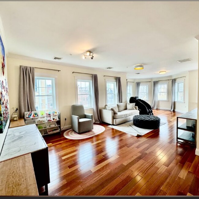 Photo - Furnished 2500 sq ft 3 Bed/3 Bath with Parking Unit 2