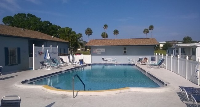 Pool - Harborview Mobile Manor