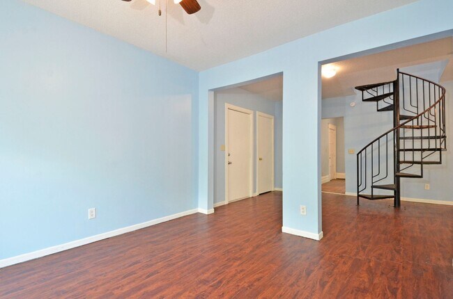 Photo - Spacious 4-Bedroom Upper-Level Unit Available Now in West St. Paul! Unidad 4