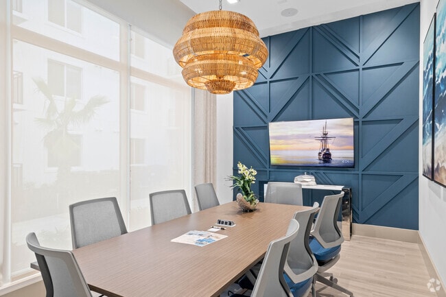 2BR, 2BA -990SF