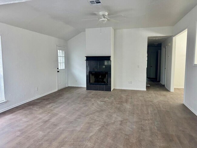 Photo - 223 W 6th St