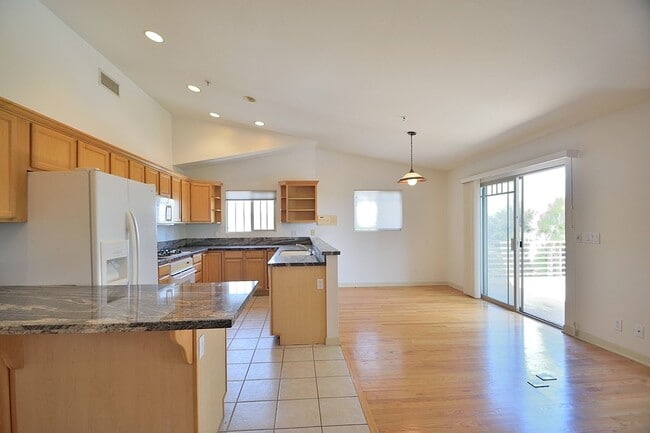 Photo - 3 Bedroom Contemporary Town Home Adjacent to Polliwog Park