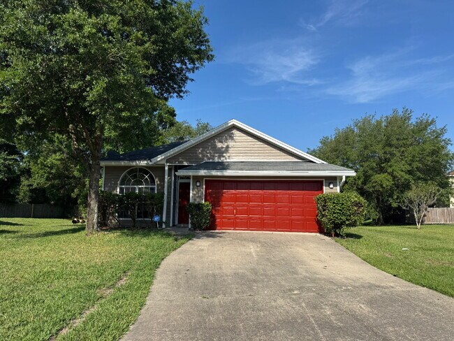 Spacious 4 Bedroom Pond-View Home with Upg... - Spacious 4 Bedroom Pond-View Home with Upg...