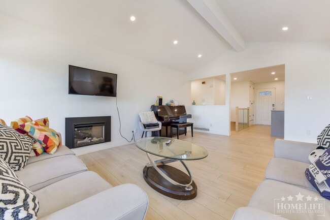 Photo - Spacious 3 Bedroom Upper Floor Home for Rent – North Delta Unit Upper House