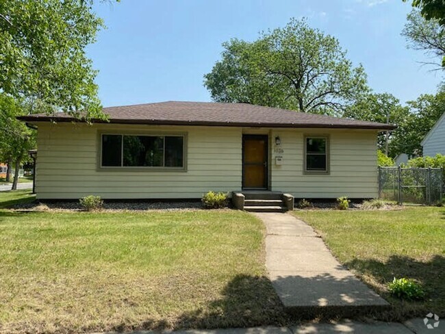 Building Photo - 3 Bedroom 2 Bath Home in North St. Cloud