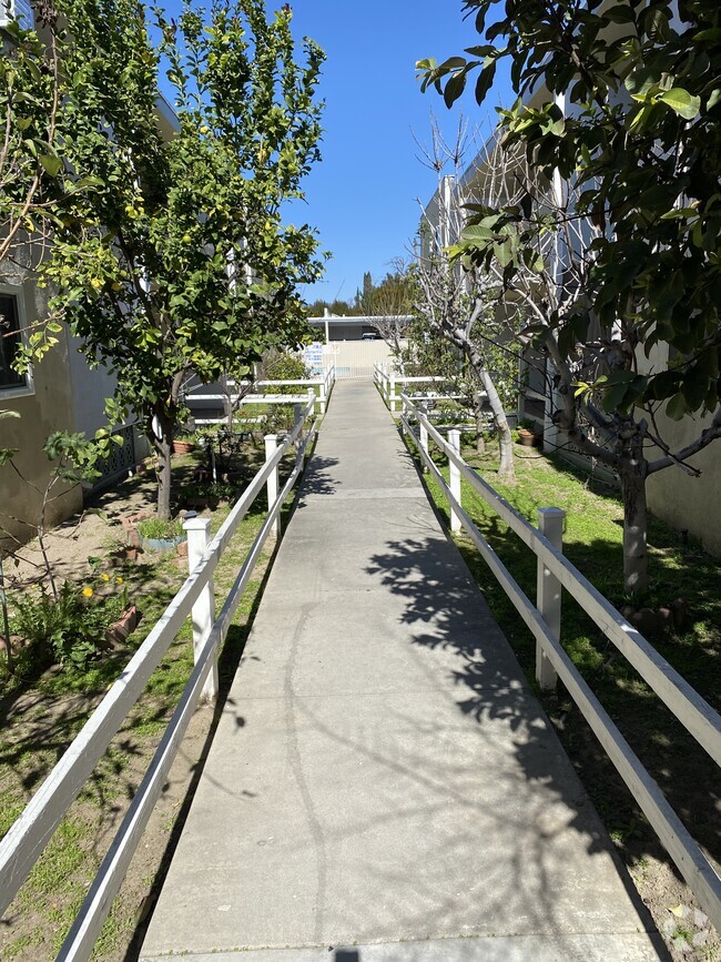 Building Photo - 12349 Oxnard St Unit 10 Rental