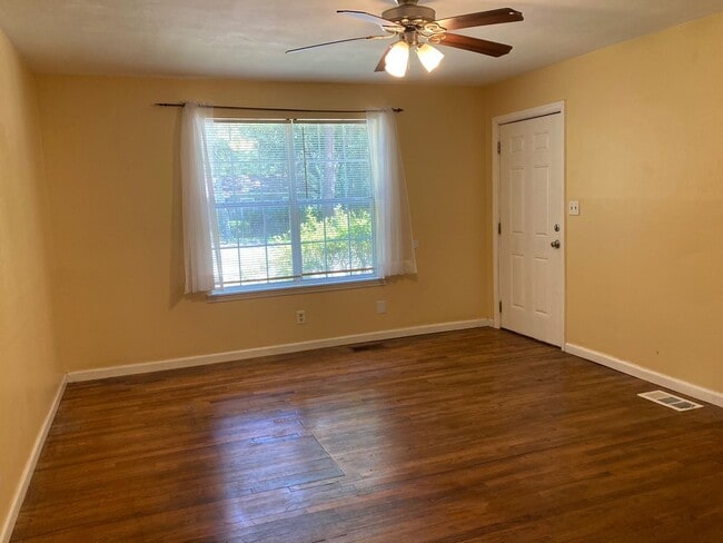 Photo - 4 bed 2 bath Minutes from FSU! available August 2026!
