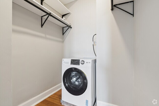 Studio 1BA - 450SF - Closet/Laundry