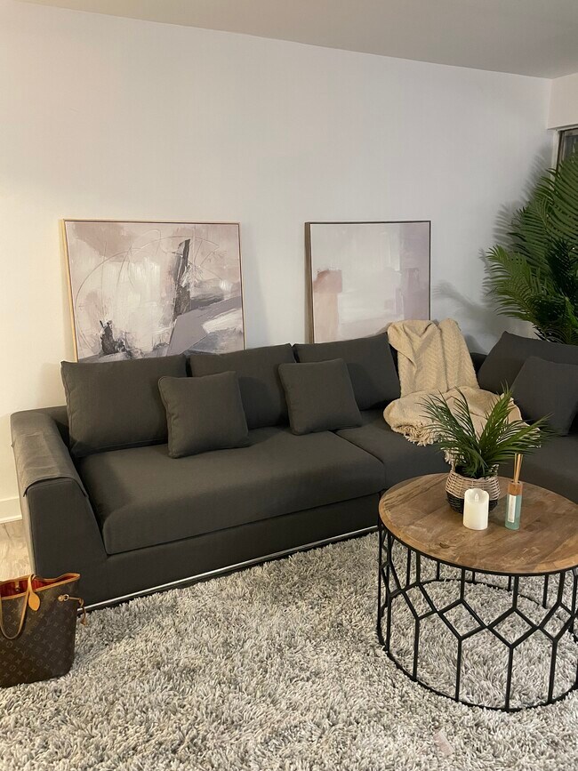 Photo - SKYLINE PLAZA