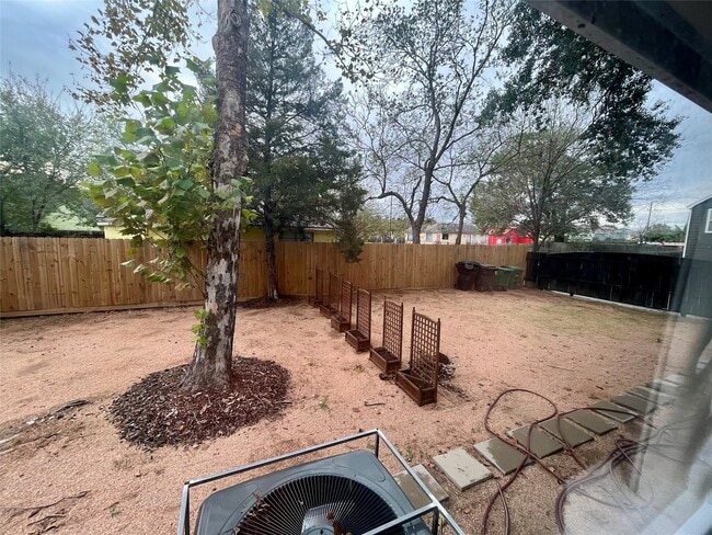 Photo - 302 Moody St