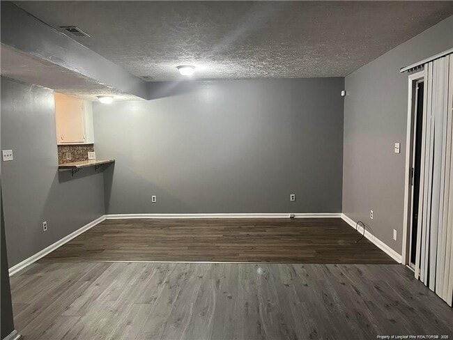 Photo - 405 Kirkcaldy Ct
