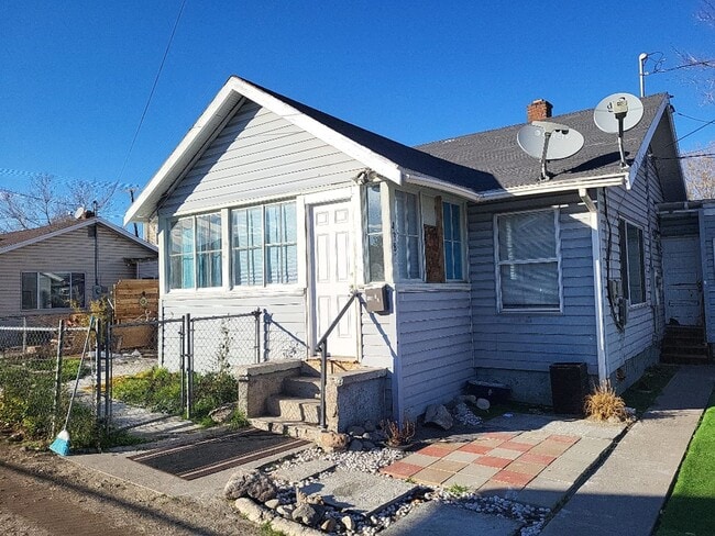 Building Photo - 4381/2 14th St - 2BR house behind Victorian Square in Sparks