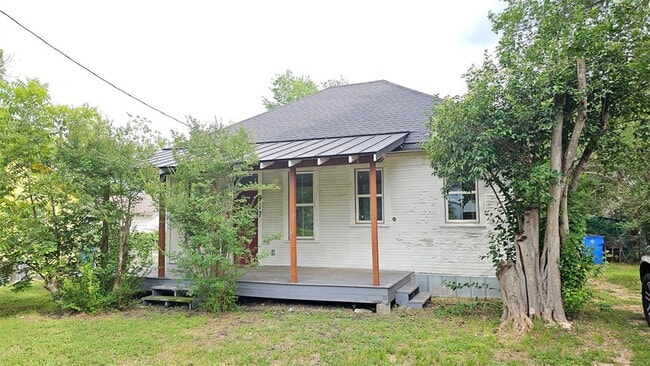 Photo - 917 W 6th St