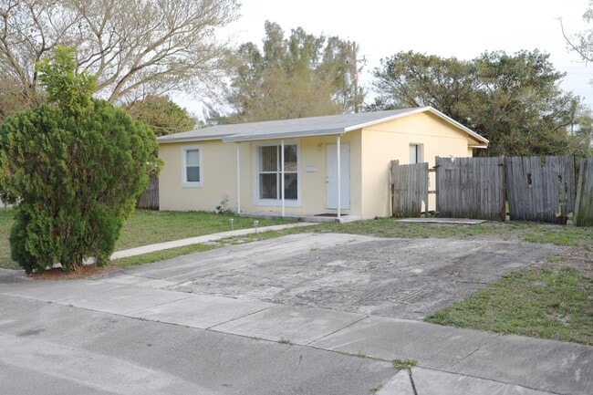 Photo - 520 NE 45th St House