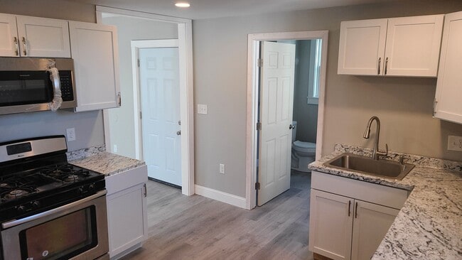 kitchen pic 1 - 12 Library St Unit C