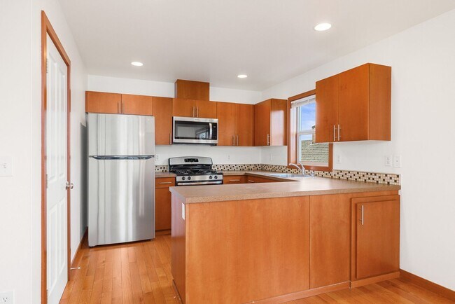 Photo - South Seattle 2 Bedroom 1.5 Bath Townhouse - 1 Car Garage