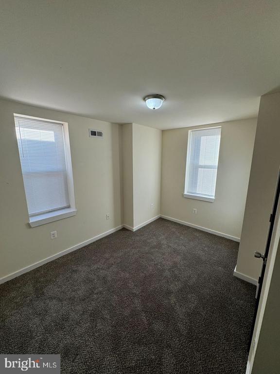 Building Photo - 28 S Salford St Rental