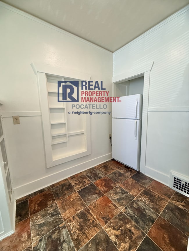 Photo - 734 E Halliday St Unit 2