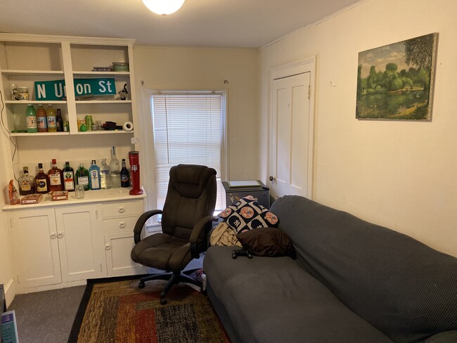 Building Photo - 68 Elmwood Ave Unit 2