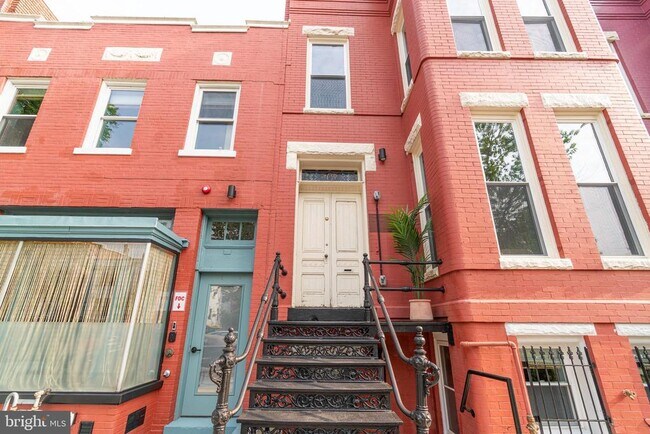 711 G St SE