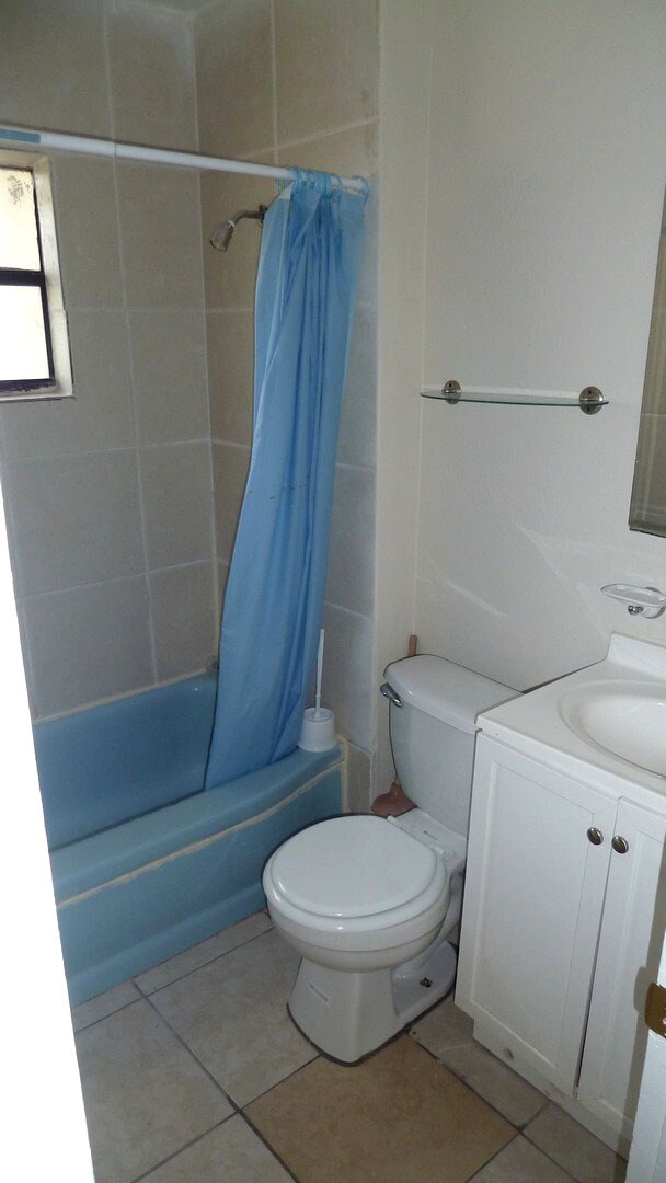 Photo - 1300 Queensway Rd